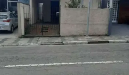Casa térrea no centro da cidade, para morar ou investir, com mais de 18 m² de terreno. Por R$: 425 mil. Mogi das Cruzes.