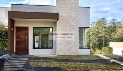Este sobrado é perfeito para quem busca uma vida tranquila em uma casa de luxo e cercada pela natureza