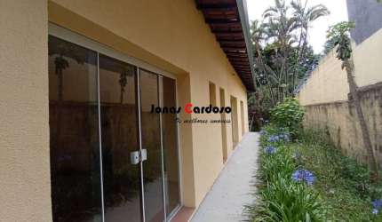 Casa adaptada para salas de aula ou consultórios, está venda no Mogi Moderno. Inspire-se por R$950 mil!