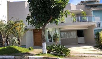 Sobrado de 315m² a venda no Cond. Parque das Figueiras, com 4 quartos sendo 3 suites, cozinha planejada, piscina e spa. R$: 1.850.000. Mogi das Cruzes