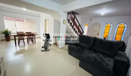 Sobrado a venda na Vila Lavínia, 4 quartos, sendo 1 suíte com closet, sala ampla e sala de TV, cozinha com despensa. Por R$: 850 mil. Mogi das Cruzes.