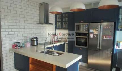 Sobrado a venda no Mogi Moderno com salão de festa, 3 quartos sendo uma suite com hidromassagem e closet, 2 vagas coberta. R$:700 mil. Mogi das Cruzes