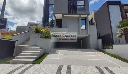 Sobrado novo à venda no Residencial Granja Anita em Mogi das Cruzes-SP, Jardim São Pedro. 3 quartos, 1 suíte, 3 salas, 4 vagas. Imperdível!