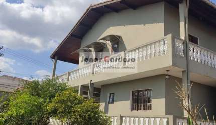 Imperdível sobrado à venda no Jardim Layr em Mogi das Cruzes. Com 3 quartos (1 suíte), 5 vagas, edícula com área gourmet, 283m² de construção!
