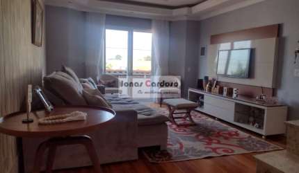 Excelente sobrado mobiliado na Vila Oliveira em Mogi das Cruzes. Com 3 quartos, 1 suíte, 2 vagas cobertas, salão com banheiro, 148,5m² de construção!
