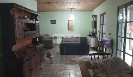 Casa à venda no Parque Santana em Mogi das Cruzes. Com 3 quartos, 1 suite, 2 salas, 2 banheiros, 3 vagas de garagem, 204m² de construção.