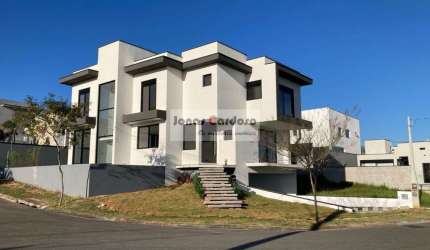 Sobrado alto padrão à venda no Cond. Granja Anitta em Mogi das Cruzes. Com 3 suítes com closet, 3 salas, 4 vagas de garagem, com acabamento classe A