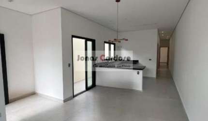Casa térrea à venda em Mogi das Cruzes-SP, na Vila Mogilar, com 2 quartos, 1 sala, 2 banheiros. Por 800 mil.