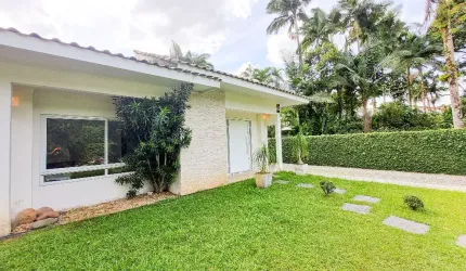 Casa no Condomínio Parque de France com 3 quartos (1 suíte) à venda no bairro Saguaçu em Joinville - SC por R$ 1.600.000,00.