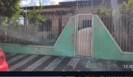 Imperdível! Casa à venda em Feira de Santana-BA, bairro Olhos D'água, 3 quartos, 1 sala, 2 banheiros, 1 vaga, 242m².