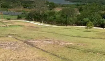 Vende-se terreno no condomínio Jardim dos Girassóis.