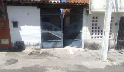 Casa à venda em Feira de Santana-BA, bairro Calumbi! 2 quartos, 1 sala, 1 banheiro, 1 vaga de garagem, 100m²! Venha conferir!