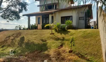 'Espaçoso Sobrado de 3 Dormitórios com Piscina e Pomar em Belvedere, Atibaia: Uma Oportunidade Imperdível!'