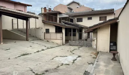 Casa com um dormitório, sala, cozinha, banheiro, churrasqueira e canil com vários boxes