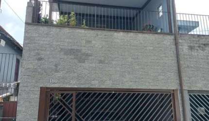 Sobrado com 4 dormitórios sendo uma suite, duas vagas e 240m² de area construída
