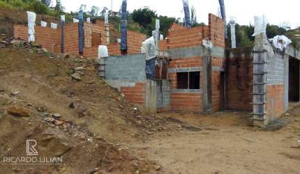 Terreno em condomínio com obra iniciada e projeto para casa com 600m² de area util.