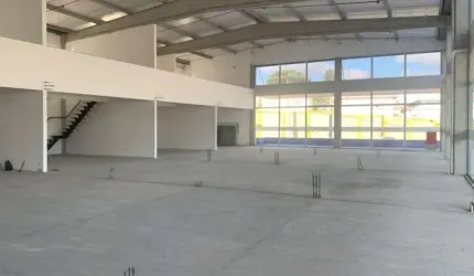 Loja comercial para locação em Lauro de Freitas-BA, bairro Pitangueiras, com 1 sala, 1 banheiro e 156m² de área. Confira já!