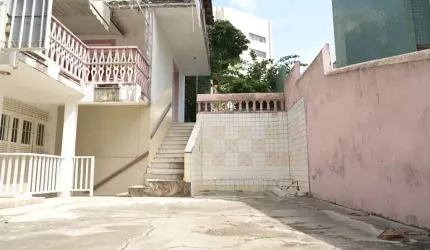 Imóvel na Pituba: casa à venda em Salvador-BA com 8 quartos, 3 suítes, 2 salas, 5 banheiros, 3 vagas e 670m² de área.