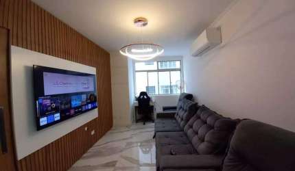 Apartamento com 2 dormitórios, 2 wc, cozinha, lavanderia, piso porcelanato, na quadra da Praia do Itararé.