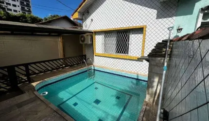 Casa com piscina, no Bairro da Aparecida - Santos/SP