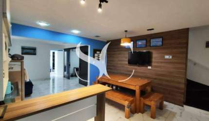 Vende-se sobrado com 03 dormitórios no bairro de Ponta da Praia em Santos