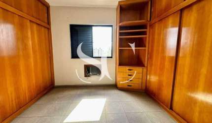 Aluga-se apartamento de 03 dormitórios sendo 01 suíte no bairro de Ponta da Praia em Santos