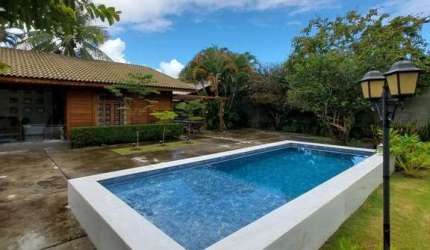 LINDA CASA TÉRREA EM LOTE 1.000M2 | PISCINA | COND BEIRA RIO