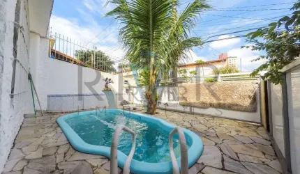 Casa térrea com piscina no Centro de Poá/SP; 3 quartos (1 suíte); 3 vagas