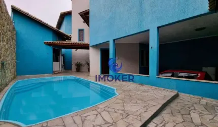 Sobrado em Ferraz de Vasconcelos/SP; 3 quartos (1 suíte); 2 vagas; piscina; próximo à estação