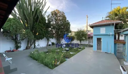 Casa térrea de esquina com 2 dormitórios, sendo 1 suíte; 3 vagas de garagem; quintal amplo; área gourmet; no bairro de Calmon Viana em Poá/SP.