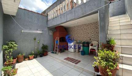 Casa térrea com 2 quartos, sendo 1 suíte; sala; cozinha; banheiro; quintal; churrasqueira; e 2 vagas cobertas; no bairro Vila Colorado em Suzano/SP.