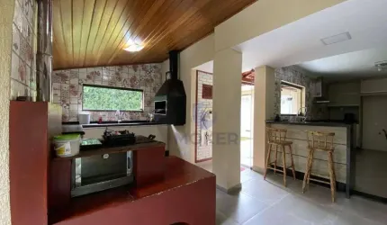 Sobrado comercial/residencial no Centro de Poá/SP; 5 dormitórios (2 suítes); 8 vagas; amplo quintal.