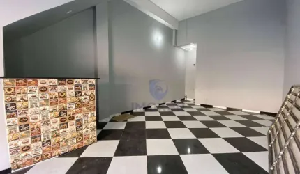 Salão comercial na Av. Lucas Nogueira Garcez, Poá/SP; 25 m²; 3 m de pé direito; banheiro; copa; porta de aço automática.