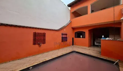 Sobrado fora de condomínio; 3 dormitórios (1 suíte); 2 vagas; no bairro Calmon Viana, Poá/SP.
