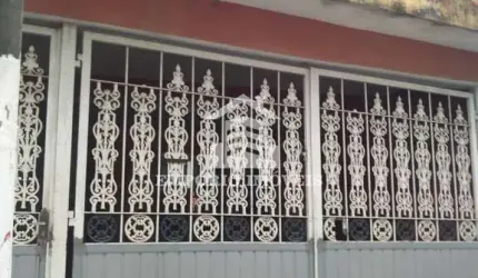 sobrado  com três casas no mesmo quintal, com perfil de para investidor