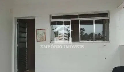 aluga - se  casa  com três comodos  por  C$1.000,00