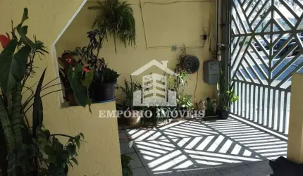 Casa com três dormitórios sendo um suite e vaga de garagem o/ 2 carros