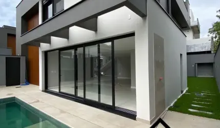 Linda casa em condominio fechado no América