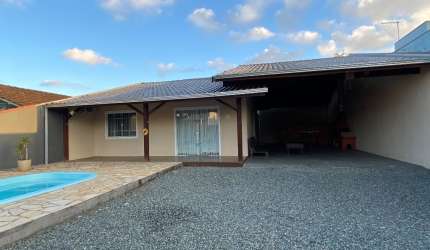 Casa com piscina em Piçarras