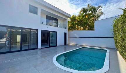 Apresentamos uma residência deslumbrante localizada no Alphaville Residenci
