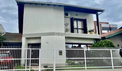 Casa para Venda - 240m², 4 dormitórios, sendo 2 suites, 3 vagas - Centro