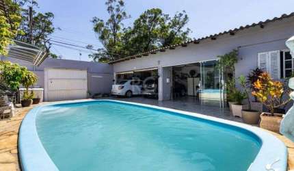 Casa com piscina no Bairrro Jardim Planalto em Porto Alegre