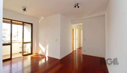 Apartamento de três dormitórios, suíte e 1 vaga de garagem no bairro Menino Deus
