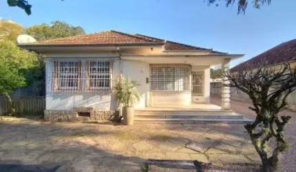 Casa em Porto Alegre, no bairro Vila Nova, com 3 dormitório(s), e 3 banheiros, à venda.