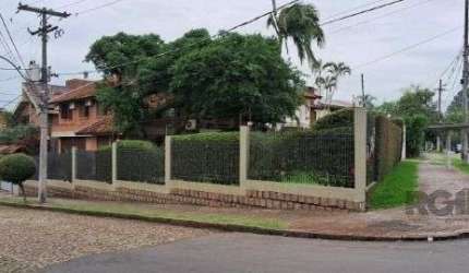 Casa em Porto Alegre, no bairro Ipanema, com 3 dormitório(s), e 3 banheiros, à venda.