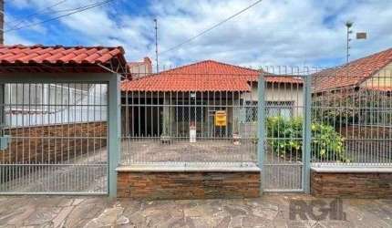 Casa em Porto Alegre, no bairro Guarujá, com 5 dormitório(s), e 5 banheiros, à venda.