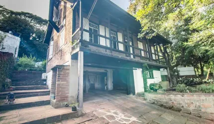 Casa Rústica (Enxaimel) com 3 pisos e pátios amplos.