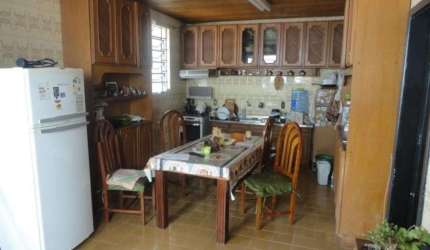 Casa para Venda - 250m², 4 dormitórios, sendo 1 suites, 2 vagas - Petrópolis