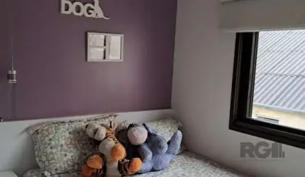 Apartamento de dois quartos, suíte e uma vaga de garagem no bairro Santana em Porto Alegre.
