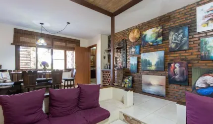 Casa de Alvenaria, possui 3 dormitórios, uma suíte, hall de entrada, lavabo, living com lareira, cozinha ampla com armários, área gourmet com churrasqueira, corredor, pátio e 4 vagas de garagem, uma c
